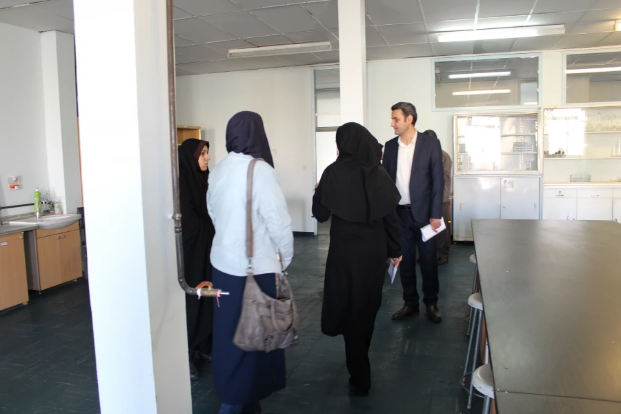 بازدیدکارشناسان آزمایشگاه سازمان مرکزی از آزمایشگاههای فیزیک و شیمی  پردیس فاطمه الزهرا(س)