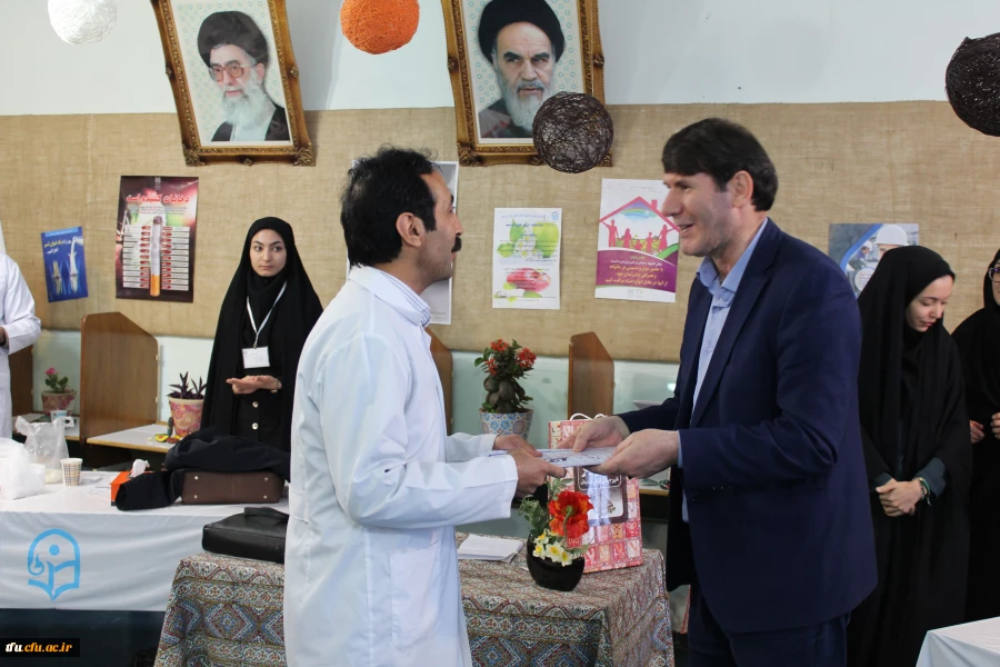 دکتر بدری مدیریت امور پردیس های استانی از نمایشگاه هفته سلامت بازدید نمودند.