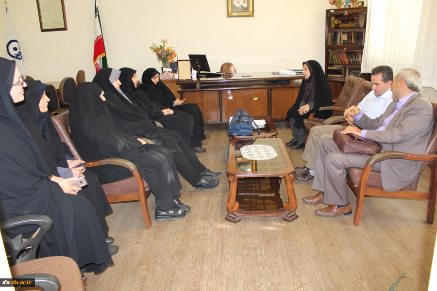 طی مراسمی از سرپرست نمونه شبانه روزی و مسئول روابط عمومی تجلیل به عمل آمد.