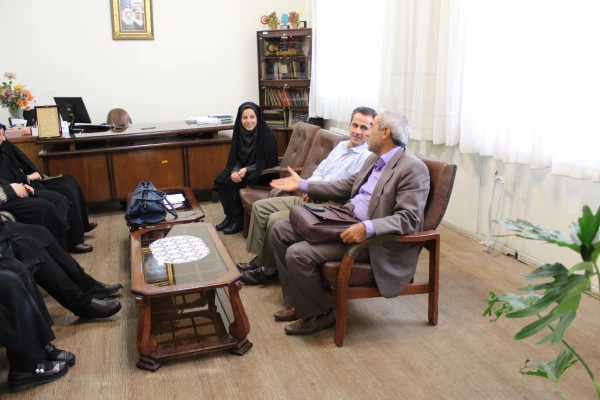 طی مراسمی از سرپرست نمونه شبانه روزی و مسئول روابط عمومی تجلیل به عمل آمد.