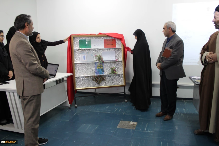 به مناسبت هفته پژوهش نمایشگاه دستاوردهای دانشجویی در زمینه فیزیک و ریاضی افتتاح شد