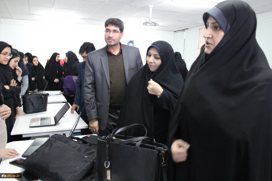 به مناسبت هفته پژوهش نمایشگاه دستاوردهای دانشجویی در زمینه فیزیک و ریاضی افتتاح شد