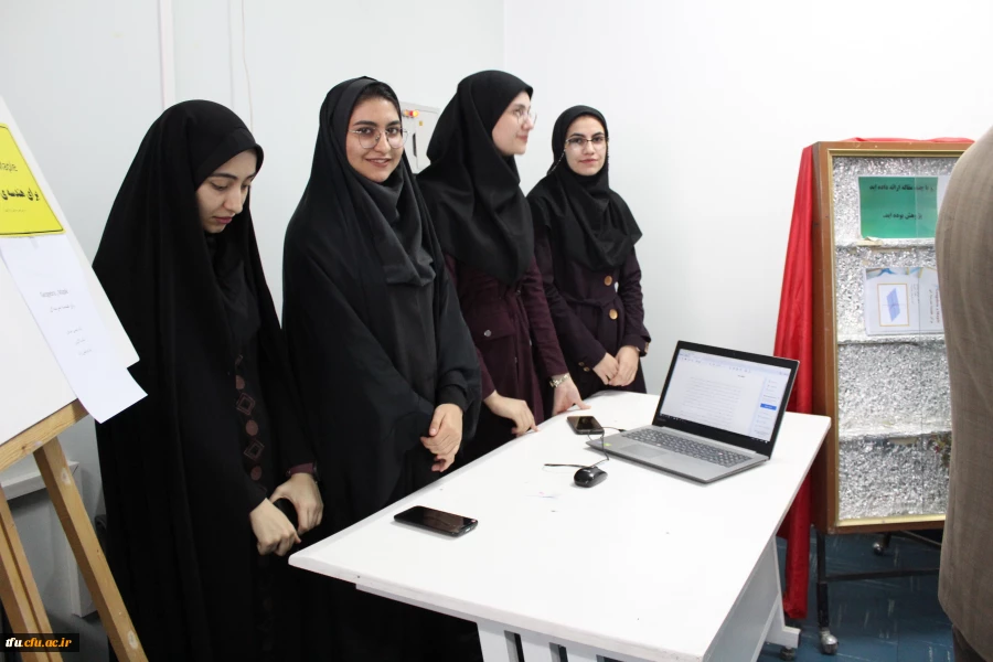 به مناسبت هفته پژوهش نمایشگاه دستاوردهای دانشجویی در زمینه فیزیک و ریاضی افتتاح شد