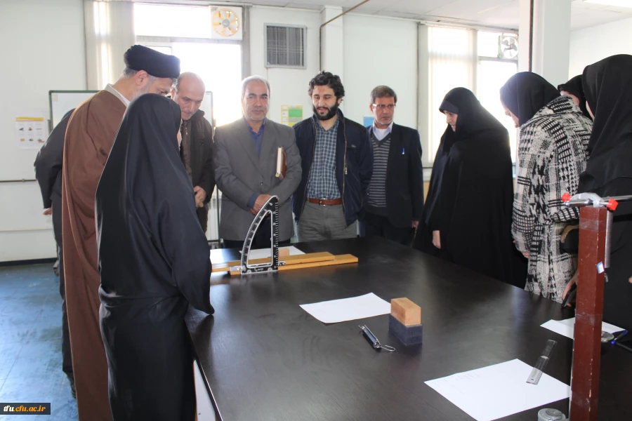 به مناسبت هفته پژوهش نمایشگاه دستاوردهای دانشجویی در زمینه فیزیک و ریاضی افتتاح شد