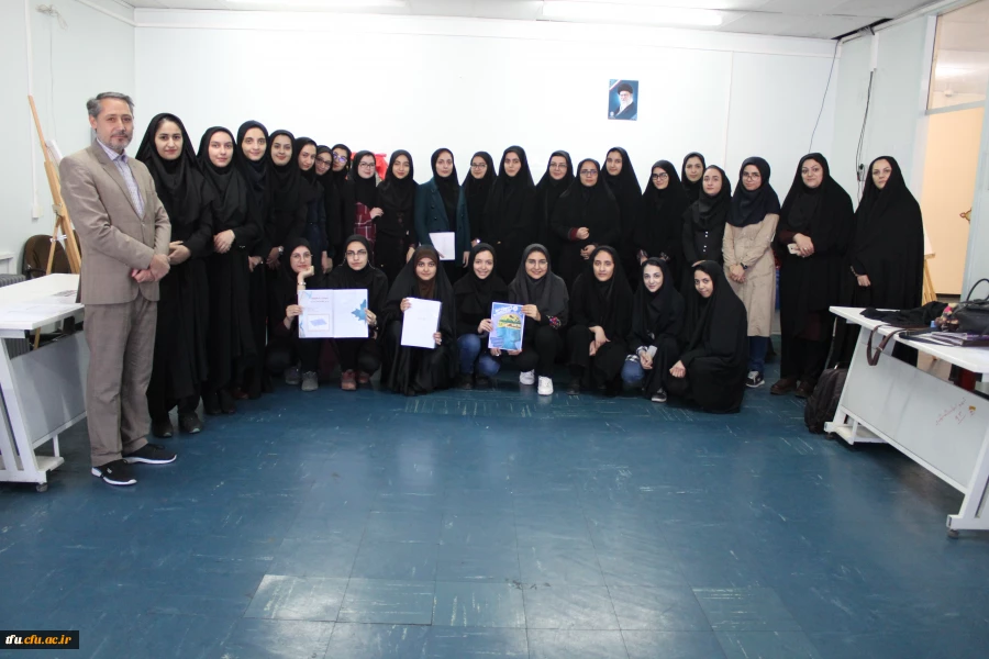 به مناسبت هفته پژوهش نمایشگاه دستاوردهای دانشجویی در زمینه فیزیک و ریاضی افتتاح شد