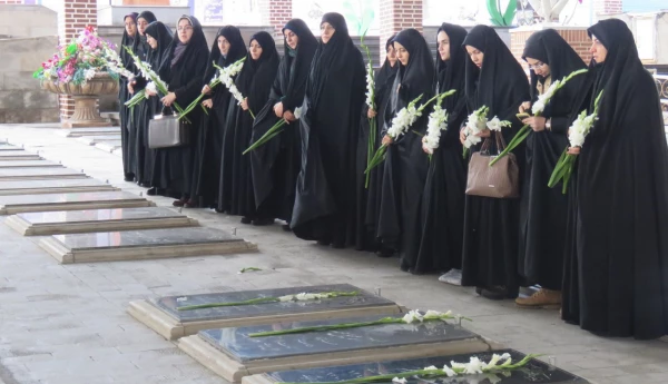 به مناسبت چهلمین سال انقلاب اسلامی و به همت واحد فرهنگی برگزار شد:

آیین غبارروبی مزار شهدا وادی رحمت تبریز 2