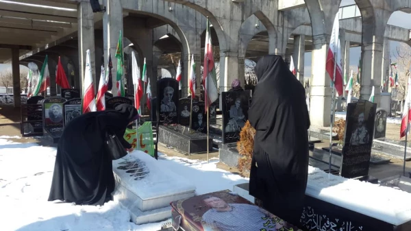 به مناسبت چهلمین سال انقلاب اسلامی و به همت واحد فرهنگی برگزار شد:

آیین غبارروبی مزار شهدا وادی رحمت تبریز 4