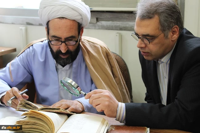 جلسه نسخه شناسی کتب قدیمی موجود در پردیس 3