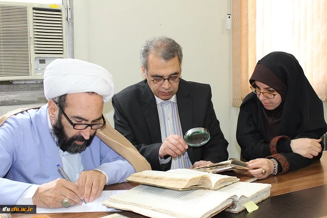 جلسه نسخه شناسی کتب قدیمی موجود در پردیس 4