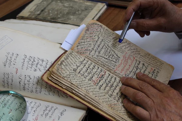 جلسه نسخه شناسی کتب قدیمی موجود در پردیس 5