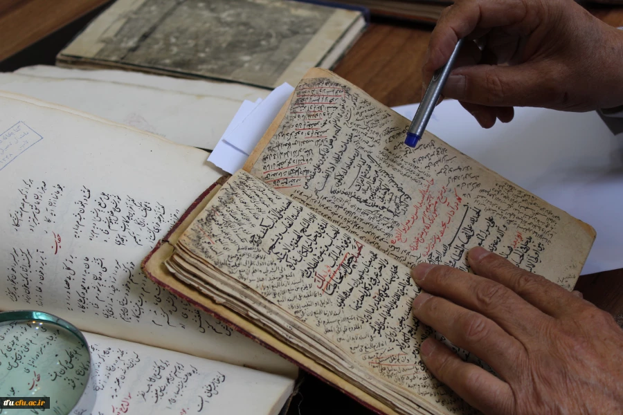 جلسه نسخه شناسی کتب قدیمی موجود در پردیس 5