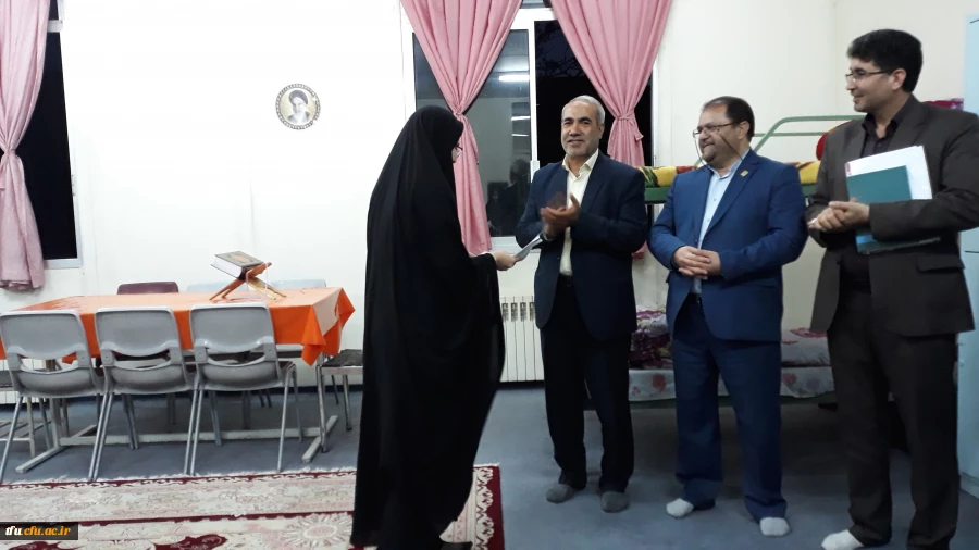 بازدید مدیریت امور پردیس های استان  از سراهای دانشجویی و تقدیر از دانشجویان نمونه و سرپرستان 3