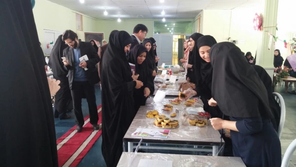 راه اندازی بازارچه وعرضه تولیدات دانشجویی و برپایی نمایشگاه صنایع دستی و سوغات اقوام ایرانی به همراه  برپایی ایستگاه سلامت و تندرستی 6
