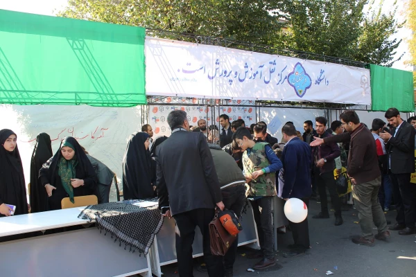 حضور پرشور اساتید، کارکنان و دانشجومعلمان پردیس فاطمه الزهرا(س) تبریز در راهپیمایی ۱۳ آبان
 9