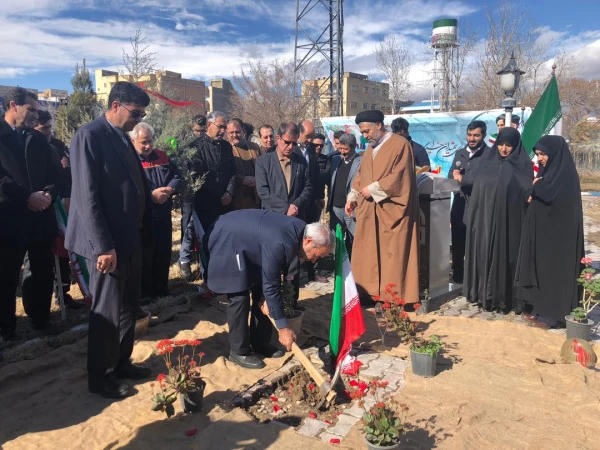 مراسم کلنگ زنی مزار شهید گمنام در محوطه پردیس فاطمه الزهرا(س) 9