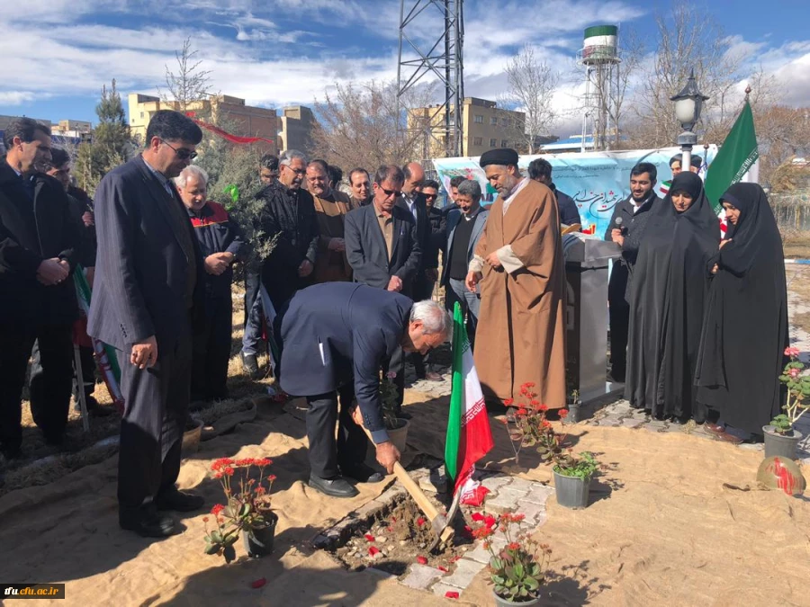 مراسم کلنگ زنی مزار شهید گمنام در محوطه پردیس فاطمه الزهرا(س) 9