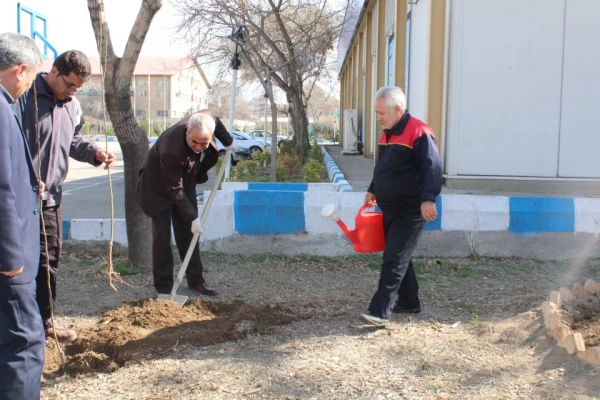 برگزاری مراسم درختکاری به مناسبت هفته منابع طبیعی و روز شهدا 3