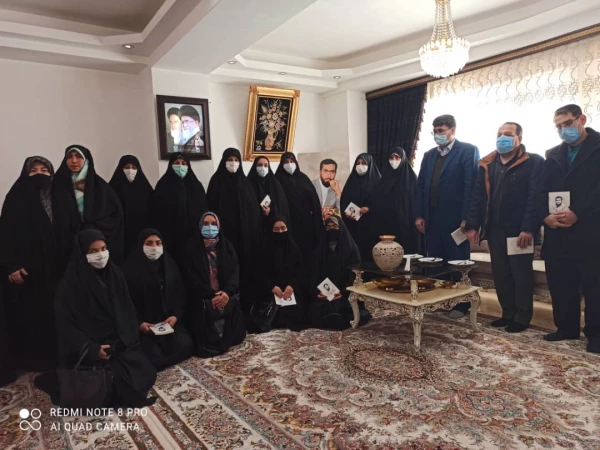دیدار سرپرست و جمعی از همکاران و دانشجویان پردیس فاطمه الزهرا(س) با مادر شهید مدافع حرم صادق عدالت اکبری  2