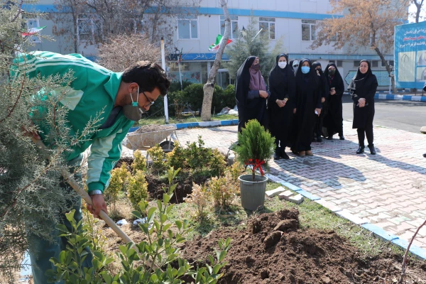 کاشت 19 نهال  به یمن وجود شهید گمنام 19ساله پردیس فاطمه الزهرا(س) 2