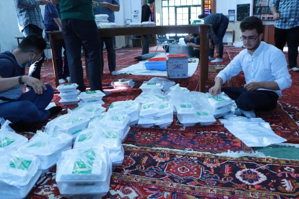 پخت و توزیع 500 پرس غذا در مناطق محروم شهرستان تبریز 12