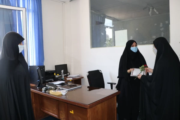 تقدیر و تبریک ریاست پردیس فاطمه الزهرا(س) با اهدای شاخه گل و لوح سپاس به کارکنان به مناسبت روز کارمند 2