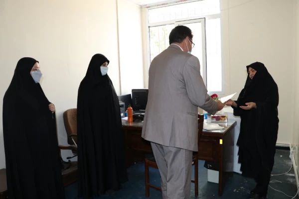 تقدیر و تبریک ریاست پردیس فاطمه الزهرا(س) با اهدای شاخه گل و لوح سپاس به کارکنان به مناسبت روز کارمند 3