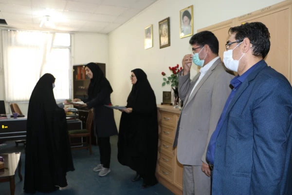 تقدیر و تبریک ریاست پردیس فاطمه الزهرا(س) با اهدای شاخه گل و لوح سپاس به کارکنان به مناسبت روز کارمند 5