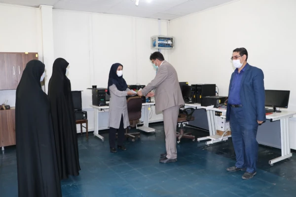 تقدیر و تبریک ریاست پردیس فاطمه الزهرا(س) با اهدای شاخه گل و لوح سپاس به کارکنان به مناسبت روز کارمند 6