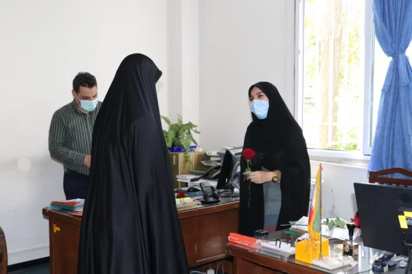 تقدیر و تبریک ریاست پردیس فاطمه الزهرا(س) با اهدای شاخه گل و لوح سپاس به کارکنان به مناسبت روز کارمند 7