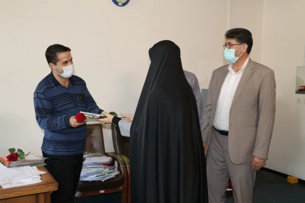 تقدیر و تبریک ریاست پردیس فاطمه الزهرا(س) با اهدای شاخه گل و لوح سپاس به کارکنان به مناسبت روز کارمند 8