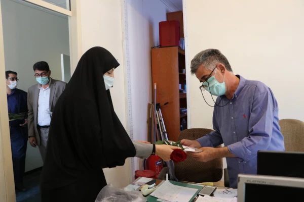 تقدیر و تبریک ریاست پردیس فاطمه الزهرا(س) با اهدای شاخه گل و لوح سپاس به کارکنان به مناسبت روز کارمند 9