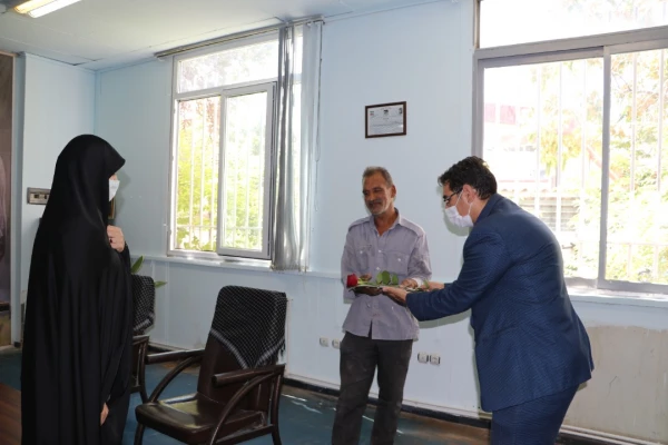 تقدیر و تبریک ریاست پردیس فاطمه الزهرا(س) با اهدای شاخه گل و لوح سپاس به کارکنان به مناسبت روز کارمند 10