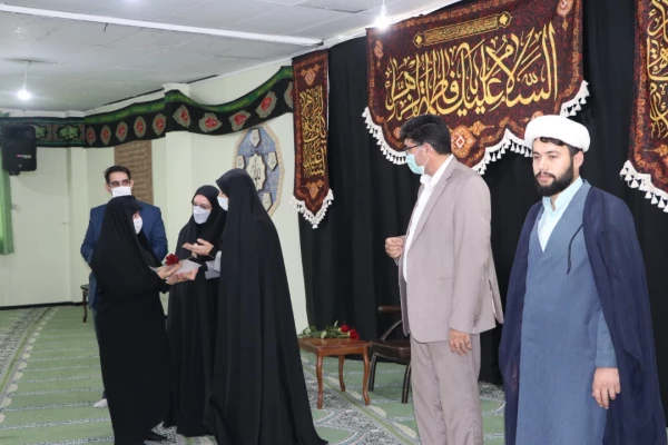 تقدیر و تبریک ریاست پردیس فاطمه الزهرا(س) با اهدای شاخه گل و لوح سپاس به کارکنان به مناسبت روز کارمند 13