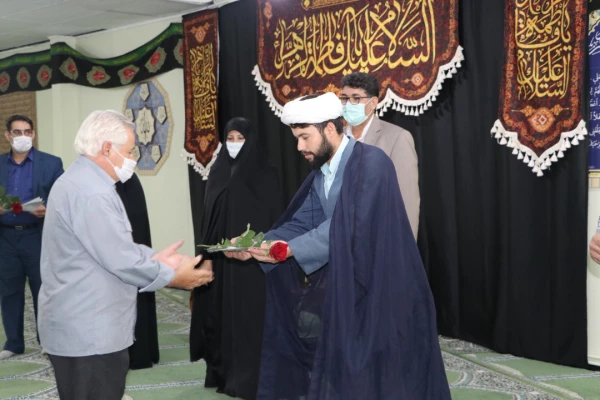 تقدیر و تبریک ریاست پردیس فاطمه الزهرا(س) با اهدای شاخه گل و لوح سپاس به کارکنان به مناسبت روز کارمند 14