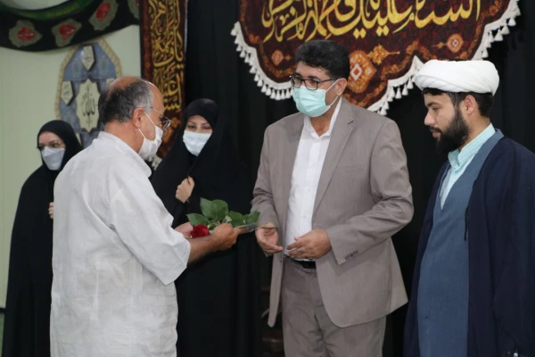 تقدیر و تبریک ریاست پردیس فاطمه الزهرا(س) با اهدای شاخه گل و لوح سپاس به کارکنان به مناسبت روز کارمند 15