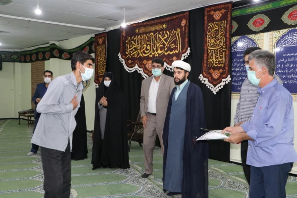 تقدیر و تبریک ریاست پردیس فاطمه الزهرا(س) با اهدای شاخه گل و لوح سپاس به کارکنان به مناسبت روز کارمند 16