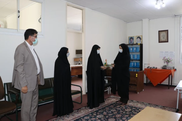 تقدیر و تبریک ریاست پردیس فاطمه الزهرا(س) با اهدای شاخه گل و لوح سپاس به کارکنان به مناسبت روز کارمند 18