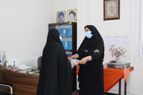 تقدیر و تبریک ریاست پردیس فاطمه الزهرا(س) با اهدای شاخه گل و لوح سپاس به کارکنان به مناسبت روز کارمند 19