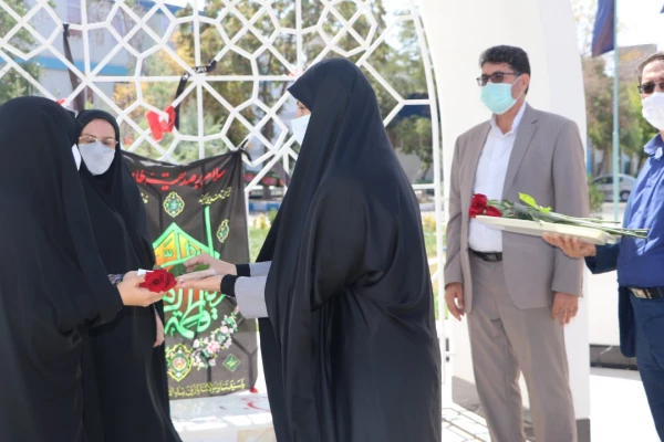 تقدیر و تبریک ریاست پردیس فاطمه الزهرا(س) با اهدای شاخه گل و لوح سپاس به کارکنان به مناسبت روز کارمند 20