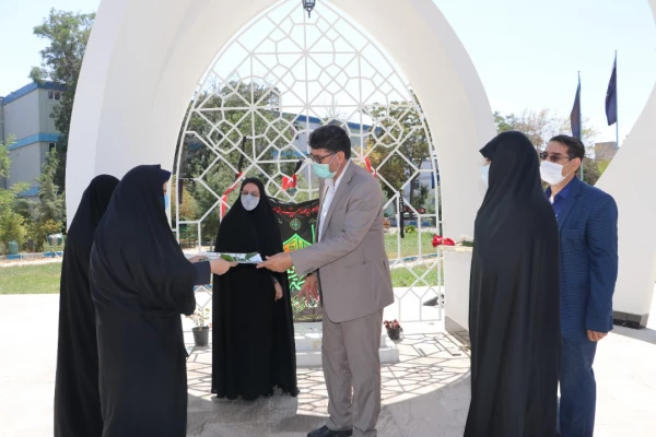 تقدیر و تبریک ریاست پردیس فاطمه الزهرا(س) با اهدای شاخه گل و لوح سپاس به کارکنان به مناسبت روز کارمند 21