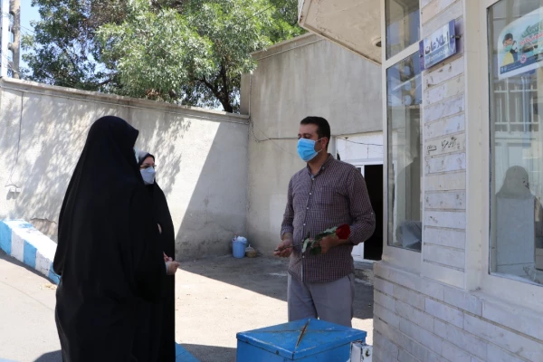 تقدیر و تبریک ریاست پردیس فاطمه الزهرا(س) با اهدای شاخه گل و لوح سپاس به کارکنان به مناسبت روز کارمند 2