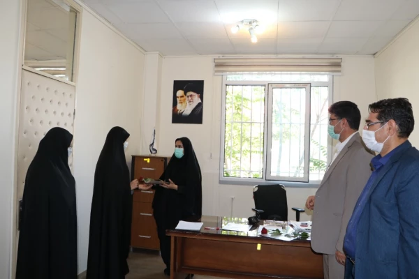 تقدیر و تبریک ریاست پردیس فاطمه الزهرا(س) با اهدای شاخه گل و لوح سپاس به کارکنان به مناسبت روز کارمند 3