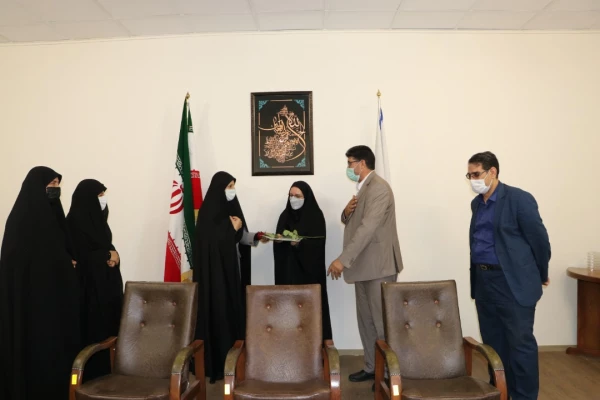 تقدیر و تبریک ریاست پردیس فاطمه الزهرا(س) با اهدای شاخه گل و لوح سپاس به کارکنان به مناسبت روز کارمند 4