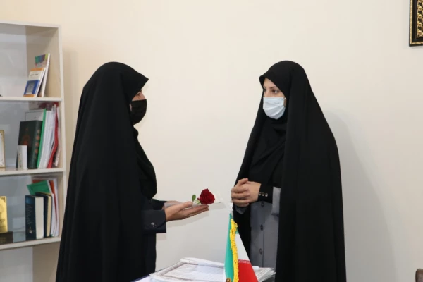 تقدیر و تبریک ریاست پردیس فاطمه الزهرا(س) با اهدای شاخه گل و لوح سپاس به کارکنان به مناسبت روز کارمند 2