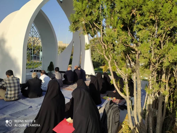 مراسم قرائت زیارت عاشورا با حضور نو دانشجو معلمان و اولیا آنها در جوار مزار شهید گمنام پردیس فاطمه الزهرا(س) تبریز 4