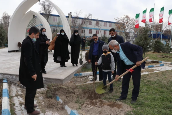 غرس نهال ایثار در پردیس فاطمه الزهرا(س) تبریز 2