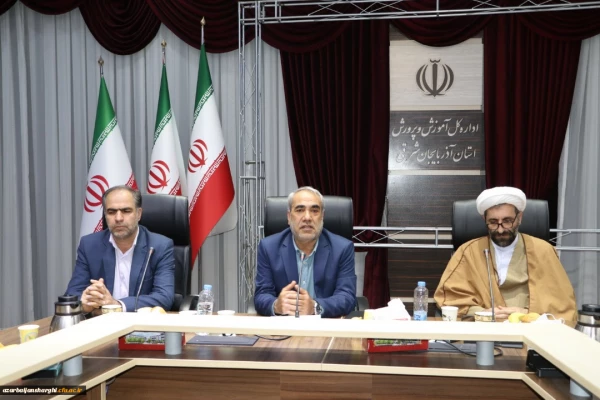 آیین گرامیداشت هفته معلم و دهه سرآمدی آموزش
 4