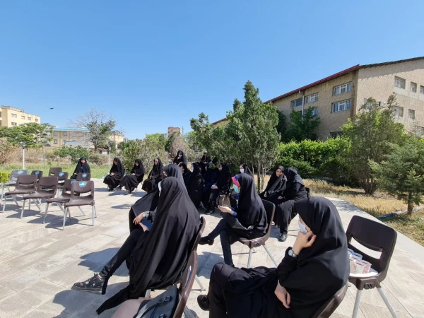 دورهمی دختران حاج قاسم با موضوع بررسی کلام زن در کلام امام خمینی(ره)  3