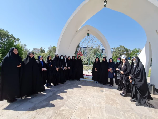 دورهمی دختران حاج قاسم با موضوع بررسی کلام زن در کلام امام خمینی(ره)  2