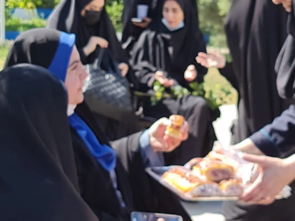 دورهمی دختران حاج قاسم با موضوع بررسی کلام زن در کلام امام خمینی(ره)  3